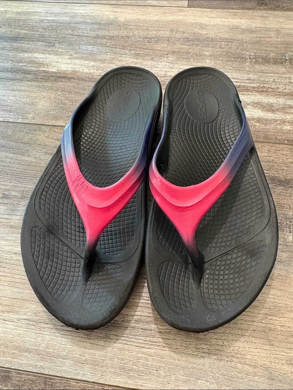 OOFOS Pink Ombre Metallic Flip Flops size 6